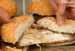 Hamburger recheado com queijo