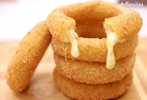 Cebola recheada com queijo