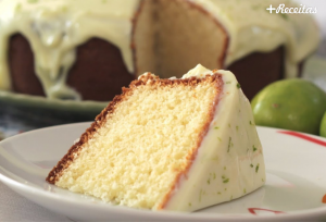 Bolo de iogurte com cobertura de creme de limão